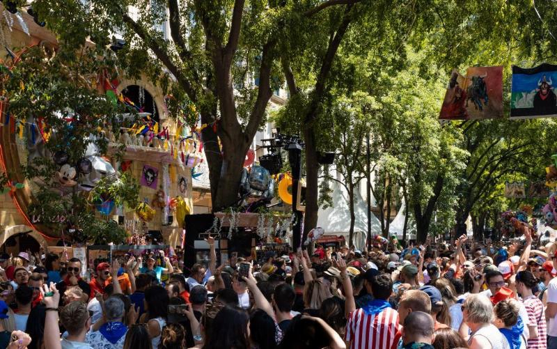 Scene animee d’une fete de village typique francaise avec stands de nourriture et musiciens